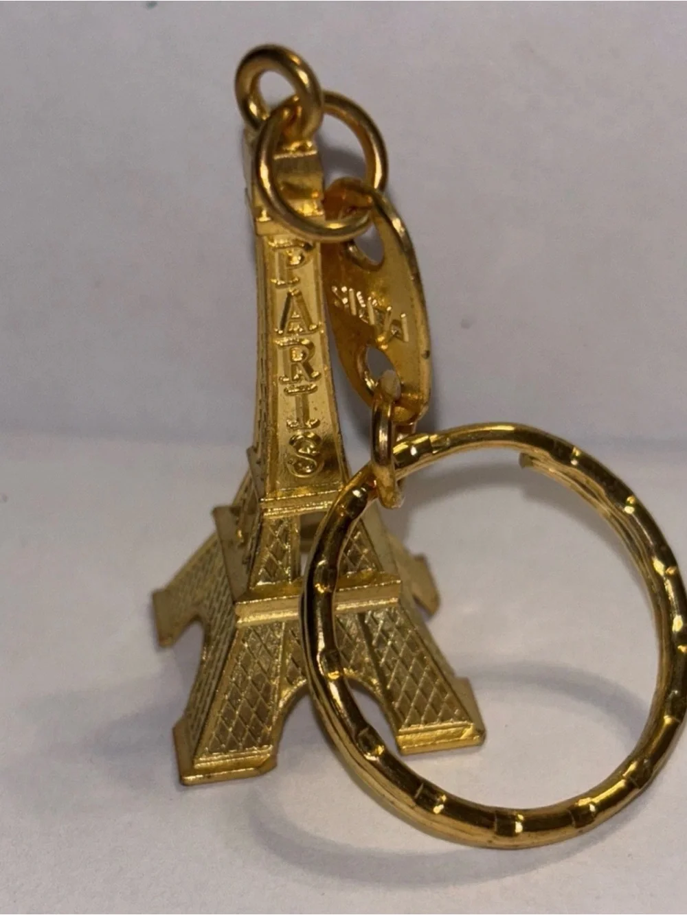 Gold Tone Metal 3D Eiffel Tower Paris France Souvenir Keychain 1.5”‎